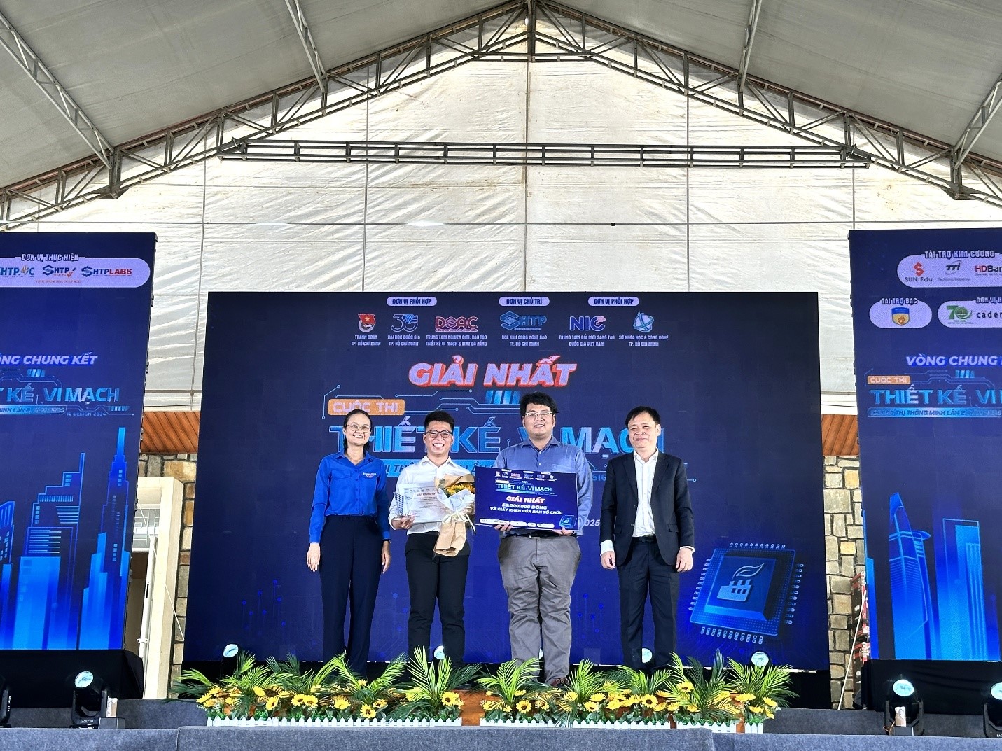 Ban Tổ chức trao Giải Nhất cho thí sinh Nguyễn Đoàn Hoàng Phúc, Trường Đại học Công nghệ Thông tin, Đại học Quốc gia Thành phố Hồ Chí Minh với Dự án Thiết kế vi điều khiển RISC-V tích hợp mã hóa cứng hướng đến tiết kiệm năng lượng
