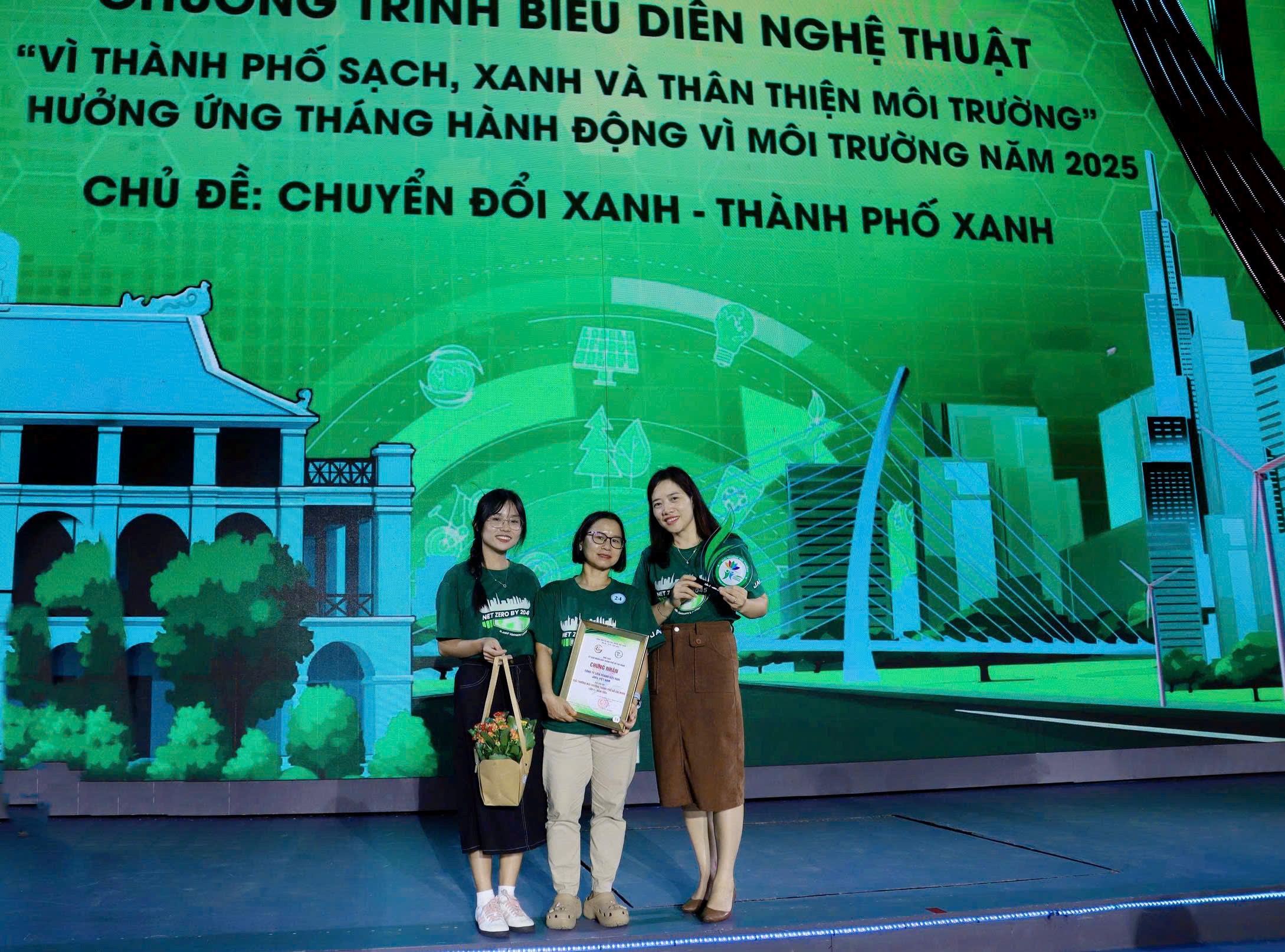 Đại diện Công ty TNHH Jabil Việt Nam nhận giải